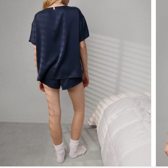 LUNYA NWOT Washable Silk TEE ONLY in Deep Blue Size L - Picture 4 of 6